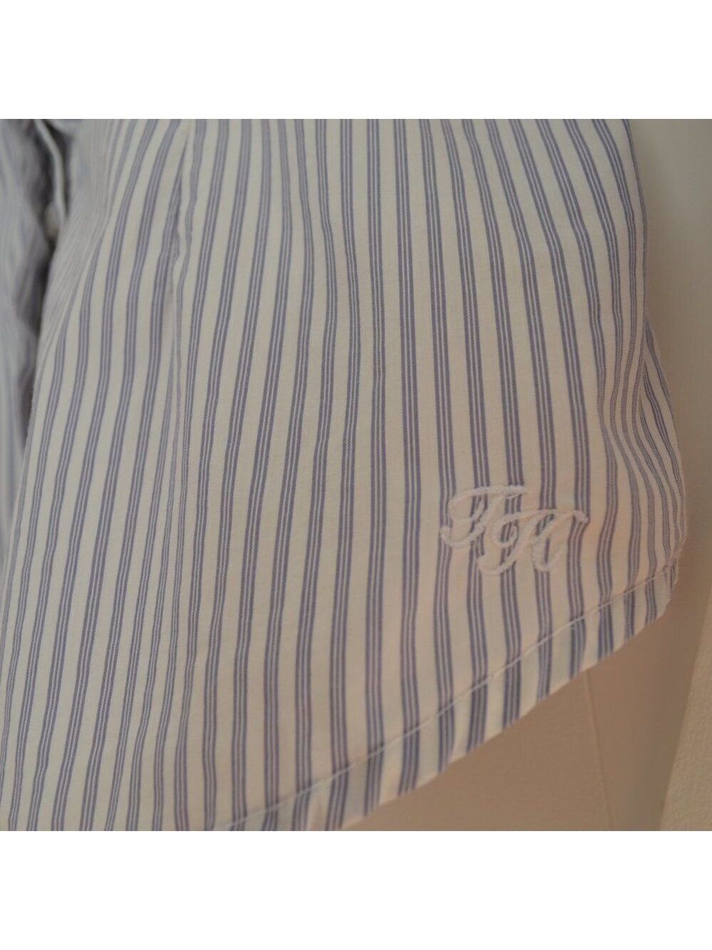 2/40$TOMMY Hilfiger cute dress blouse flutter detail button up blue white formal - Picture 3 of 9